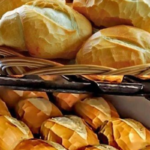 Pão Francês Caseiro: Crocante e Irresistível, Feito em Casa!