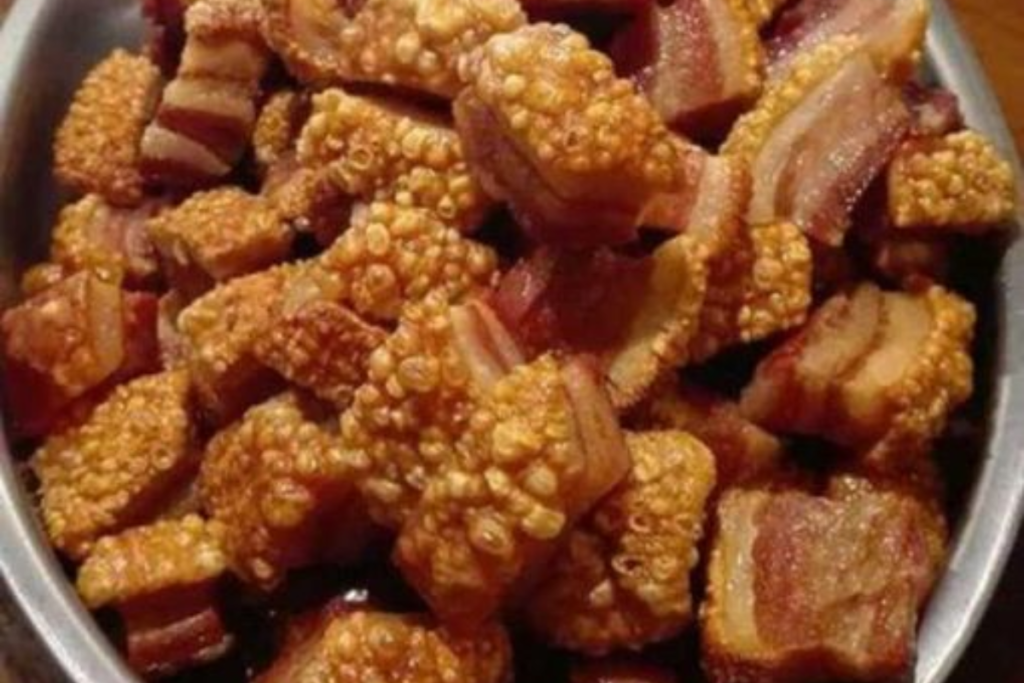 Torresmo Crocante Irresistível com Pele de Porco Suculenta: O Petisco dos Deuses!