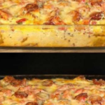 Batatas Gratinadas com Linguiça e Molho Refrescante Irresistível