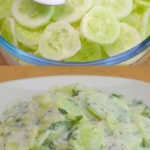Salada Crocante de Pepino com Molho Picante e Refrescante – O Toque que Faltava no Seu Cardápio