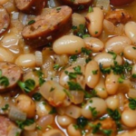 Feijão Branco Cremoso com Linguiça Calabresa em Molho Irresistível